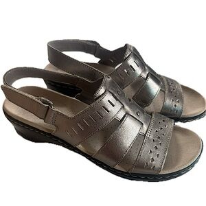 NWOB Clark’s Lexi Qwin Pewter Metallic Wedge Sandals 8 N
